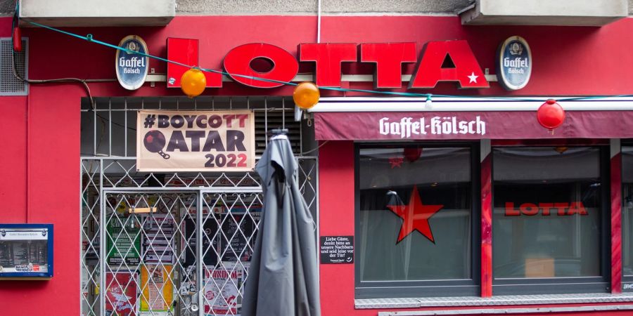Die Kneipe Lotta in der Kölner Südstadt boykottiert die Fussball-WM-Spiele in Katar und hat über dem Eingang ein Banner aufgehängt.