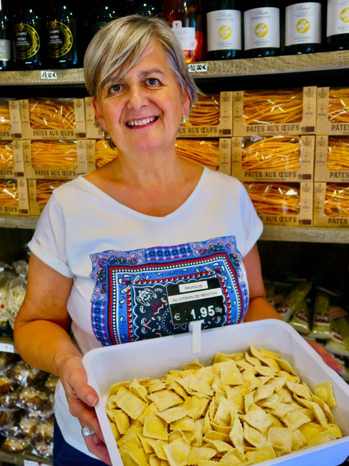 Pastaproduzentin Luisa Inversi darf als Expertin für Menton-Zitronen gelten: Sie hat ein Buch über die besonderen Citrusfrüchte geschrieben. Frau mit Ravioli