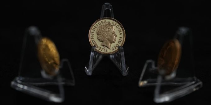 Eine Gold-Sovereign mit einem der offiziellen Porträts der verstorbenen Queen Elizabeth II. Queen Elizabeth II.