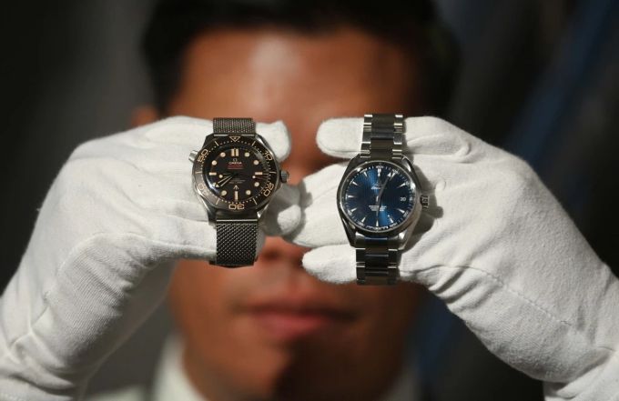 In Russland können weiterhin fast alle Uhren der Swatch-Marken, darunter Omega, gekauft werden. swatch omega russland