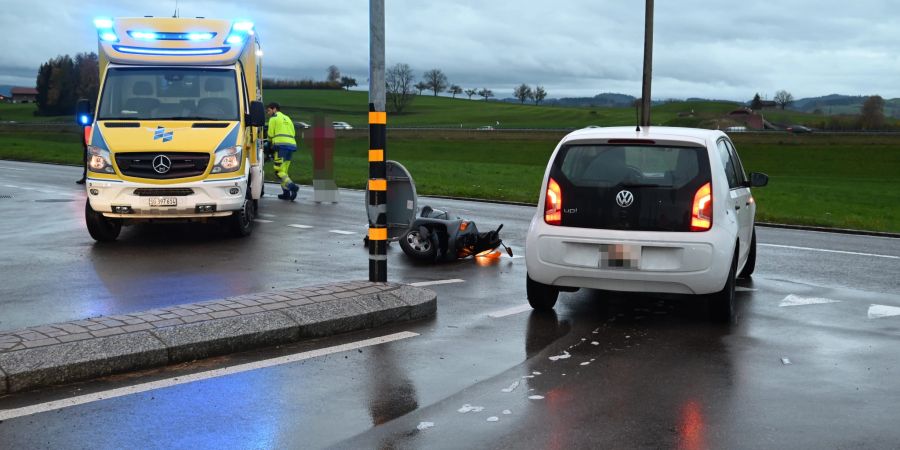 Niederwil: Zusammenprall zwischen Auto und Motorrad