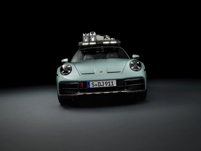 Edle Details wie die geschmiedete Berge-Öse oder der Edelstahl-Unterfahrschutz profilieren den Dakar auch optisch 2023 Porsche 911 Dakar