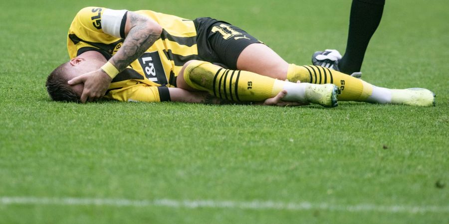 Dortmunds Marco Reus liegt verletzt am Boden.