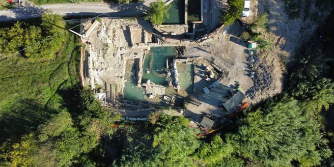 Archäologen arbeiten am Fundort der 24 Bronzestatuen. Italy Ancient Discovery