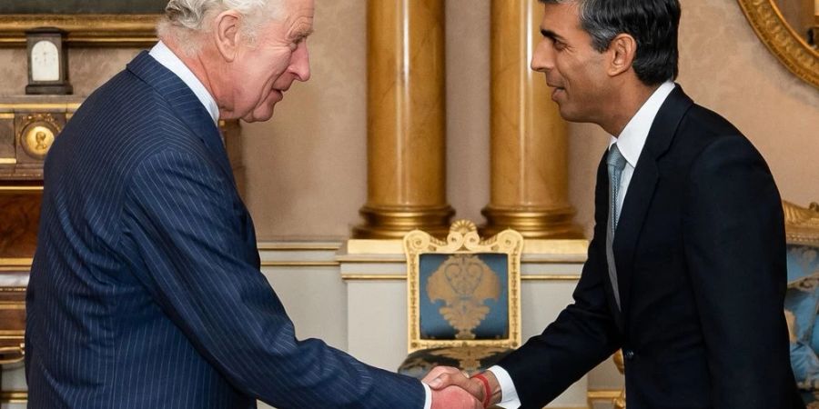 König Charles III. hat Rishi Sunak (r.) am Dienstag zum britischen Premierminister ernannt.