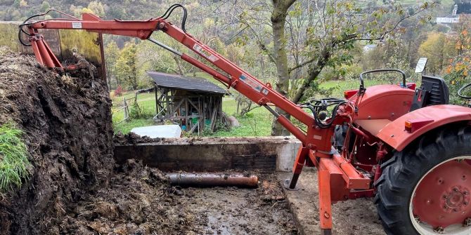 Mesocco: Mann klemmt sich auf Traktor Bein ein