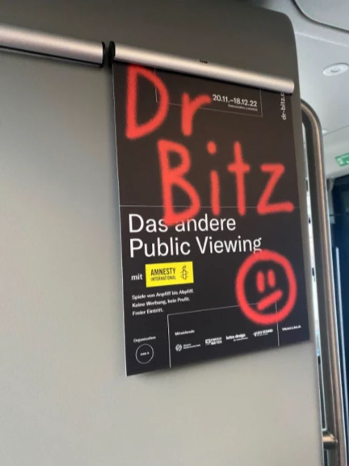 «Dr Bitz» in Liebefeld BE überträgt die WM 2022 in Zusammenarbeit mit Amnesty International. WM 2022
