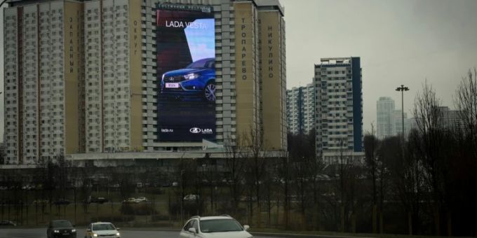 Werbung für Lada im April 2022 in Moskau Werbung für Lada im April 2022 in Moskau