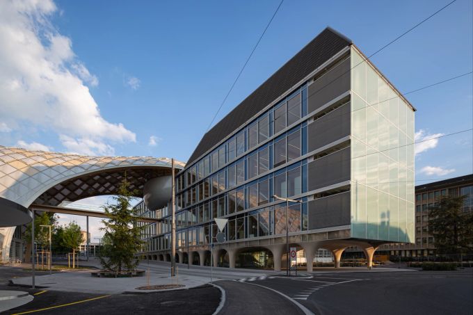 Die Nutzung von natürlichen und nachhaltigen Ressourcen war ein wichtiger Punkt bei der Planung der Cité du Temps. Hier gut zu sehen ist die Pfeilerkonstruktion, auf der das Gebäude beinahe schwerelos zu stehen scheint. Ausflüge schlechtes Wetter