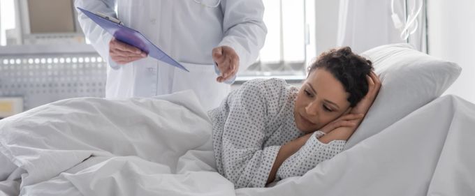 Manche Frauen sind ungewollt kinderlos. Oft ist es ein schmerzhafter Prozess, diese Tatsache in sein Leben zu integrieren. Frau, Krankenhaus
