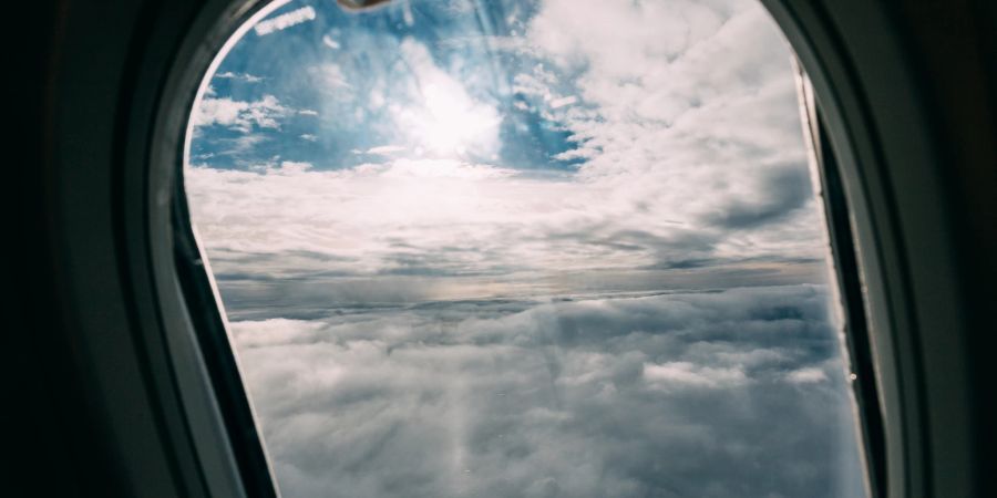 Blick aus dem Flugzeugfenster