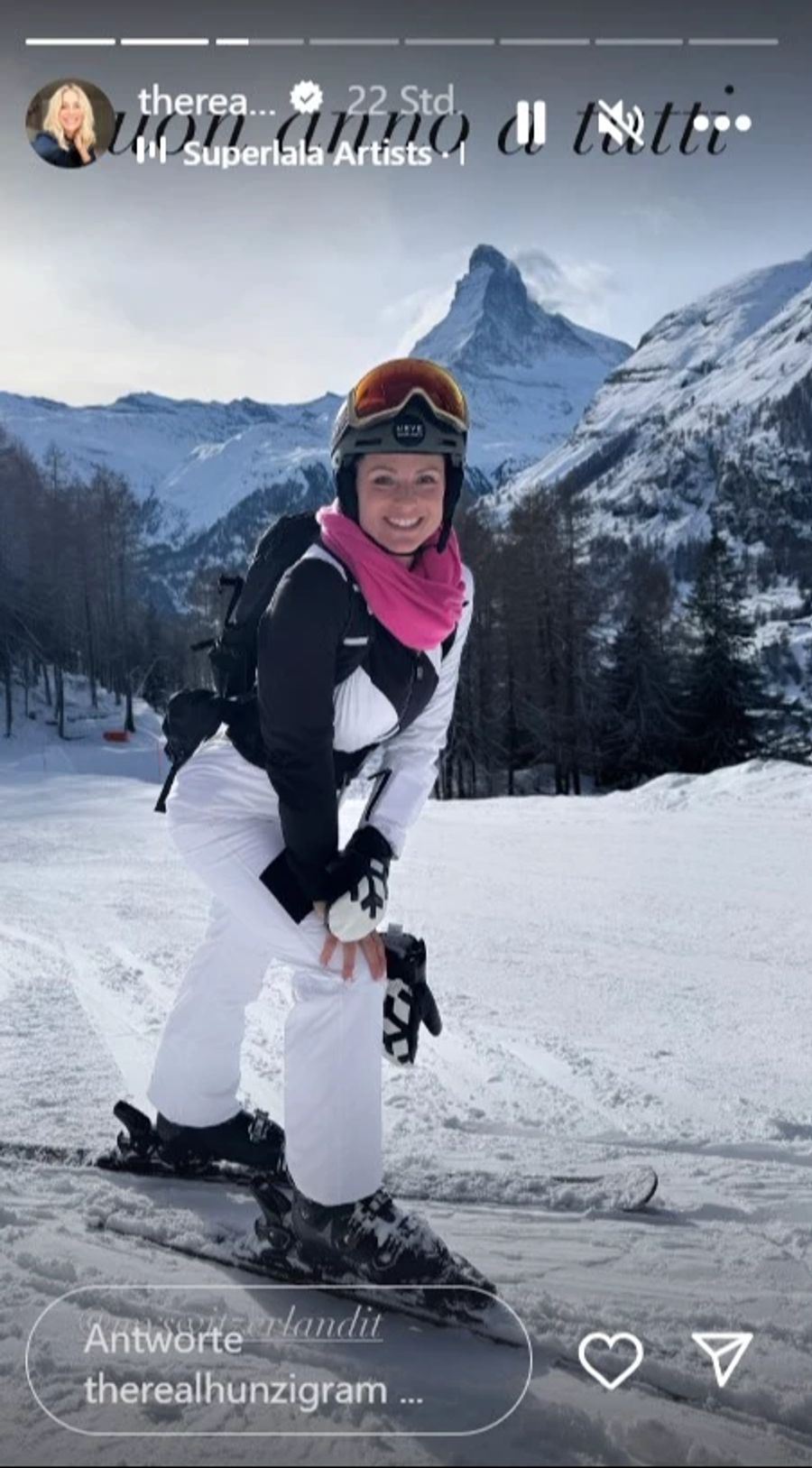 Michelle Hunziker posiert vor dem Matterhorn und versteckt ihren Ringfinger.