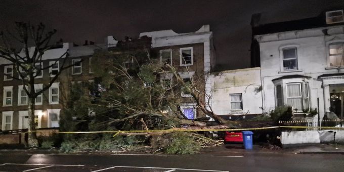 Von Sturm «Henk» verursachte Schäden in einer Strasse in London. Sturm «Henk»