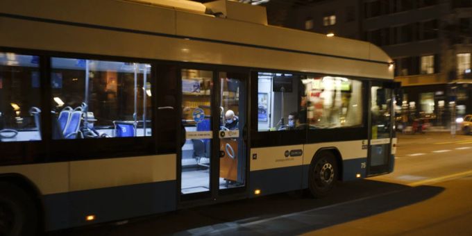 In der Region Lenzerheide fahren Nachtbusse derzeit auch unter der Woche. Könnte dies in Zürich auch bald der Fall sein? Bus Zürich