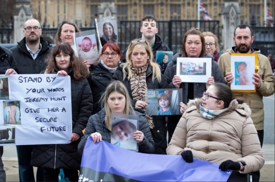 Betroffene Familien wehren sich nun: Britische Mütter setzten sich für eine faire Entschädigung ein.