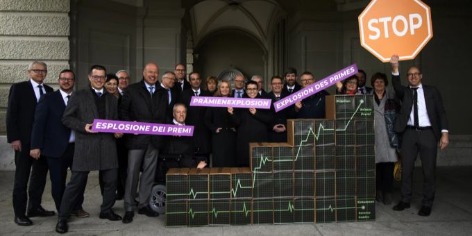 Die Mitte-Partei – damals noch als CVP unterwegs – bei der Einreichung der Unterschriften für die Kostenbremse-Initiative, am 10. März 2020 vor dem Bundeshaus in Bern. Kostenbremse-Initiative Mitte