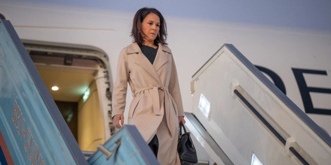 Annalena Baerbock kommt am Flughafen in Tel Aviv zu Beginn ihrer Nahostreise an. (Archivbild) Annalena Baerbock kommt am Flughafen in Tel Aviv zu Beginn ihrer Nahostreise an.