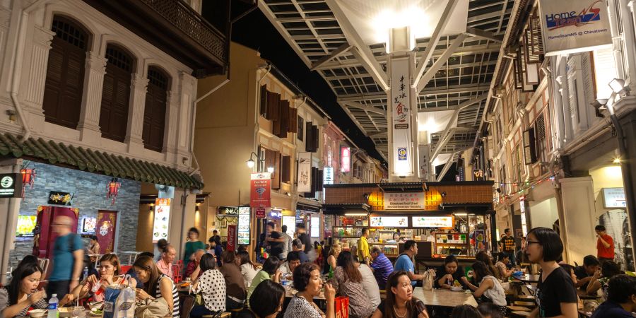 Streetfood im Freien von Chinatown in Singapur.