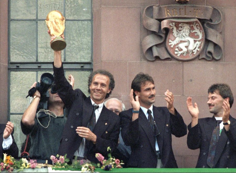 «Kaiser» Franz präsentiert den WM-Pokal nach dem Triumph 1990.