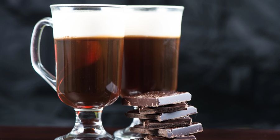 Irish Coffee lässt sich raffiniert mit Sahne verfeinern.