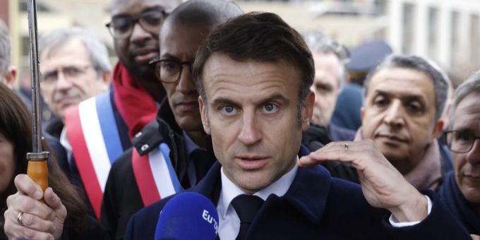 Brachte die Debatte über eine mögliche Entsendung von Bodentruppen in die Ukraine ins Rollen: Emmanuel Macron. Emmanuel Macron Regenschirm Paris