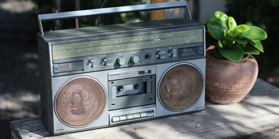 Tragbare UKW-Radios mit Kassettendeck waren in den 80ern modern. Heute hört man über DAB+ oder Internetradios.