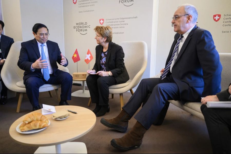 Bundespräsidentin Viola Amherd (Mitte) spricht mit dem vietnamesischen Premierminister Pham Minh Chinh neben Wirtschaftsminister Guy Parmelin, vor einem bilateralen Treffen am Rande des WEF 2024, am 17. Januar 2024.