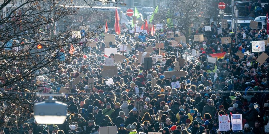 Mit den Demonstrationen wollen die Teilnehmer ein Zeichen des Widerstands gegen rechtsextreme Umtriebe setzen.