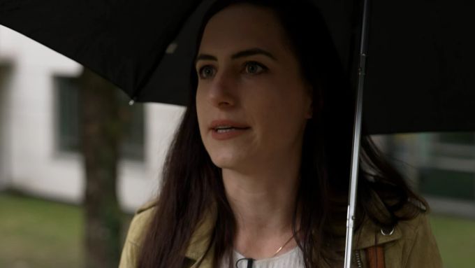Janina Stucki mit Regenschirm