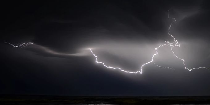 Blitz und Donner: Um Vorhersagen für das zukünftige Wetter anstellen zu können, werden riesige Mengen an Daten gesammelt. Unwetter über dem Meer