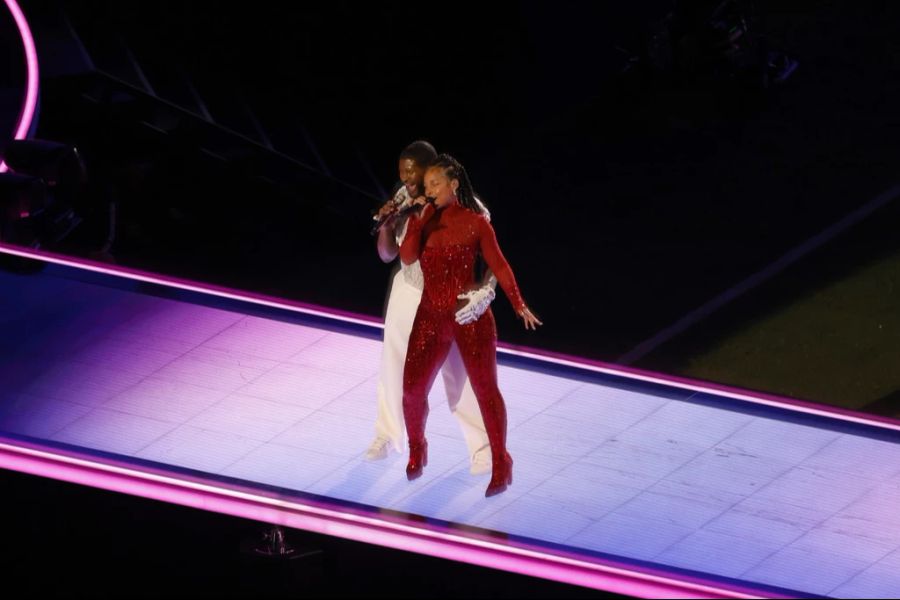 Usher singt mit Alicia Keys bei der Halbzeit-Show beim Super Bowl.