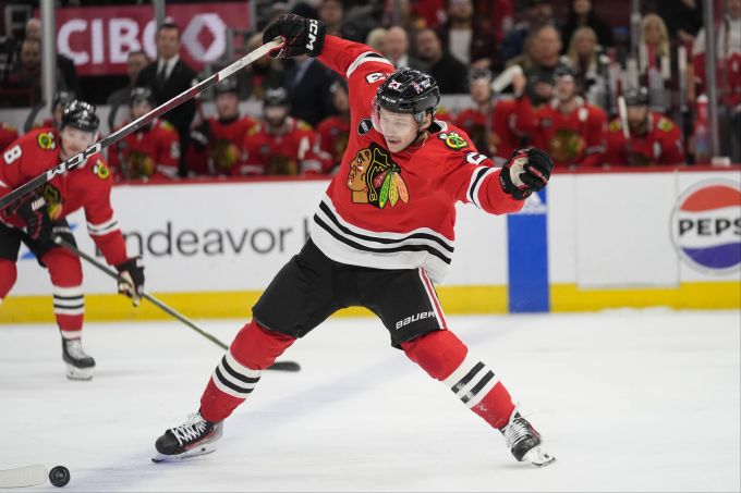 Philipp Kuraschew im Trikot der Chicago Blackhawks. Philipp Kuraschew
