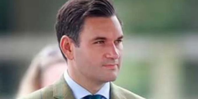 «Mein Gott» - Fans finden: Kates Sekretär sieht aus wie Roger Federer