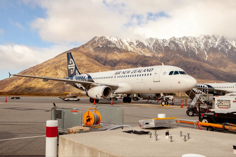 Der Queenstown-Flughafen in Neuseeland bietet einen wunderbaren Ausblick auf die Berge.