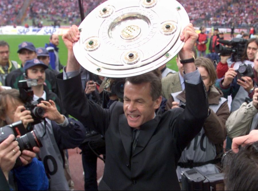 Ottmar Hitzfeld wird mit dem BVB und Bayern München siebenmal Meister in der Bundesliga.