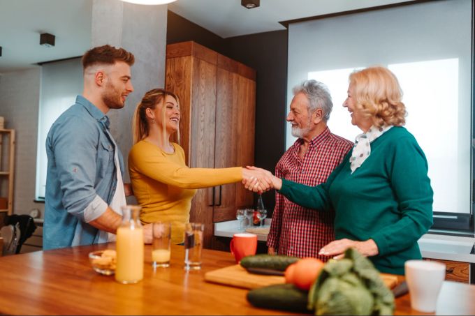 Eigentlich möchte man seinen lieb gewonnenen Partner gerne herumzeigen und vorstellen. Partner lernt Eltern kennen