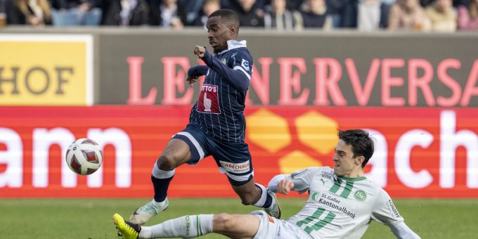 Thibault Klidje (l.) von Luzern im Spiel gegen Albert Vallci von St Gallen. FC Luzern FC St.Gallen