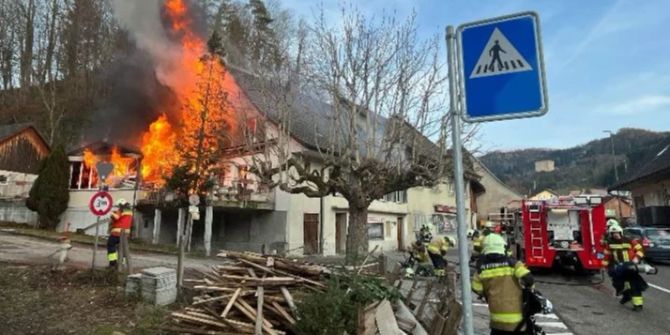 Brand in Mehrfamilienhaus