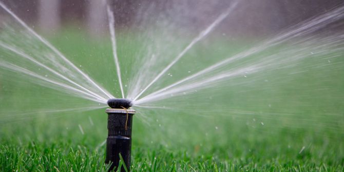 Automatische Beregnungsanlage zur Gartenbewässerung