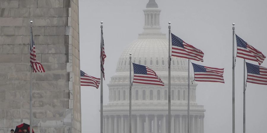 ARCHIV - US-Fahnen vor dem Kapitol. Foto: Mark Schiefelbein/AP/dpa