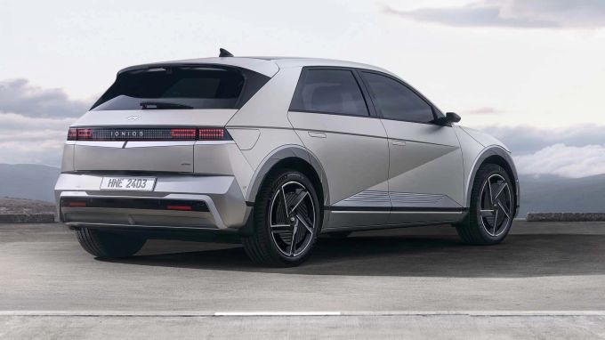 Auch das Heck wurde für einen stämmigeren Look überarbeitet. Praktisch: Der Heckwischer kam ebenfalls neu dazu Hyundai Ioniq 5 Facelift