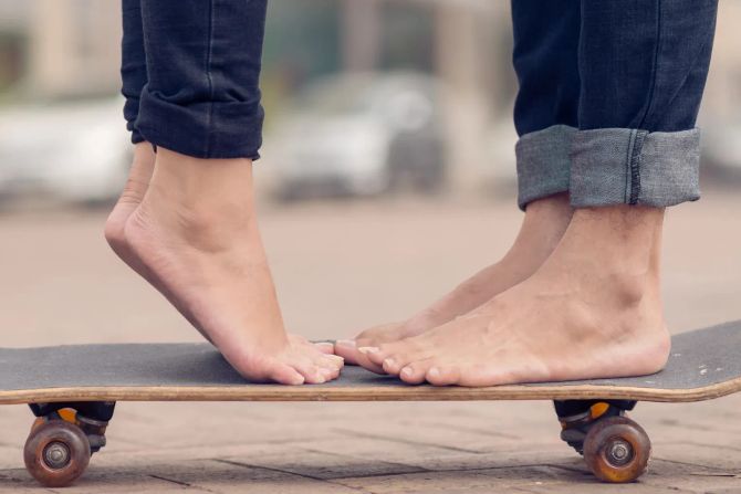 teenager-füsse auf rollbrett verliebt