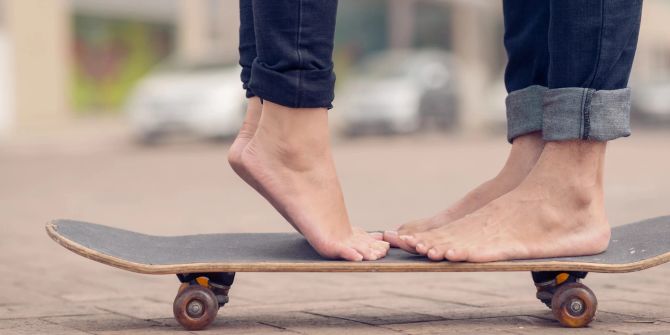 teenager-füsse auf rollbrett verliebt