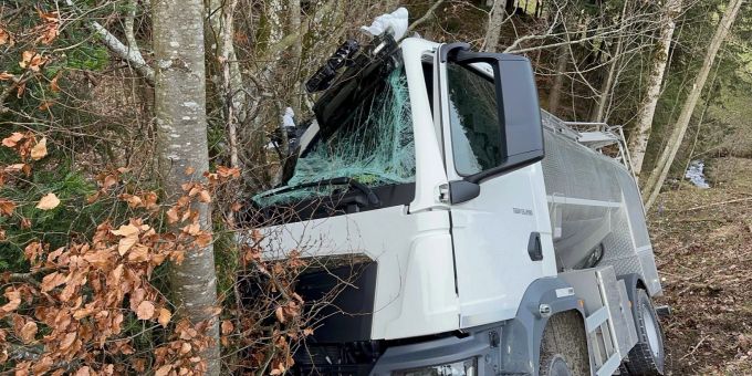 Wald AR: Milchtransporter prallt gegen Baum Wald AR