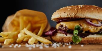 fast food, burger, pommes, drappiert