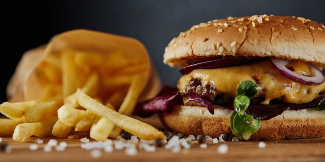 fast food, burger, pommes, drappiert