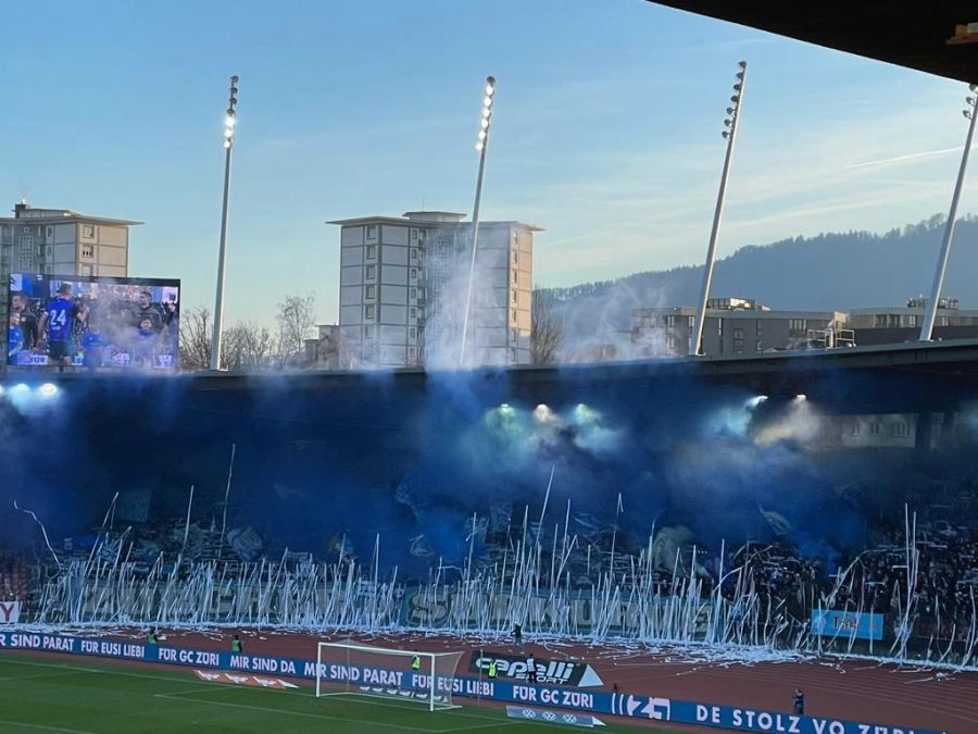 Die Fans des FC Zürich heizen ihrer Mannschaft vor Anpfiff ein.