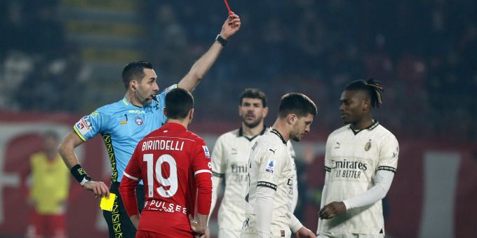 Milans Luka Jovic erhält im Spiel gegen Monza die rote Karte. Italy Soccer Serie A