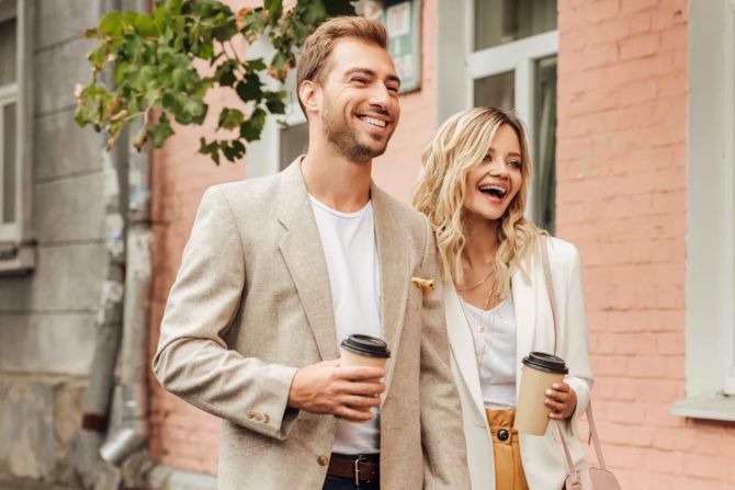 frau und mann lachen gemeinsam, spazieren durch die stadt