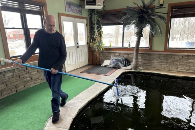 Herrchen Tony reinigt den Pool seines Alligators, der von den Behörden abgeholt wurde. alligator behörden